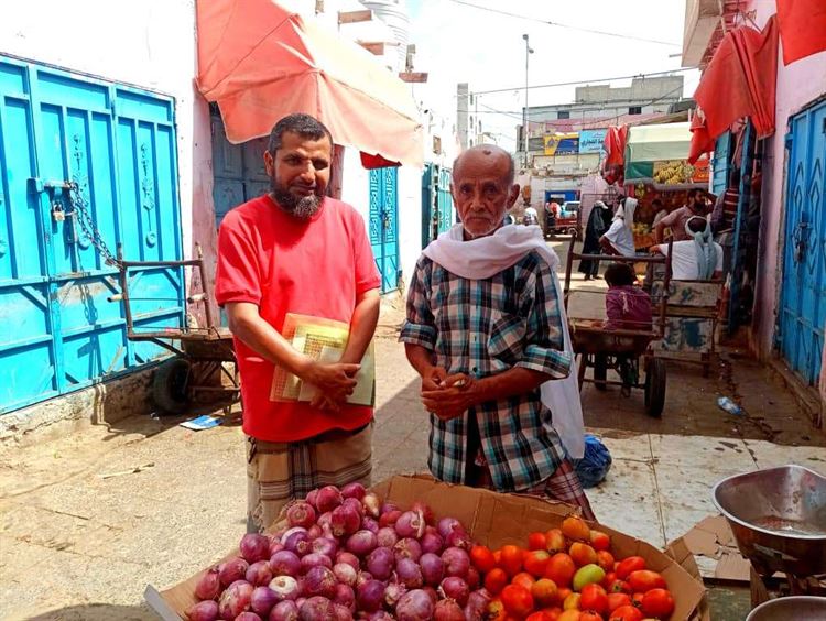 العم "أحمد" وحكايته مع عربة البصل والطماطم 