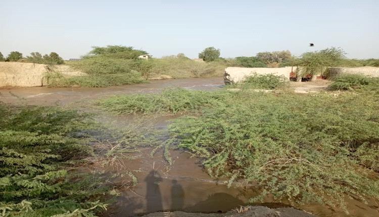 بعد ان حاصرتهم السيول .. أهالي الديو وبئر الشيخ بمديرية خنفر يناشدون السلطات المحلية إنقاذهم !