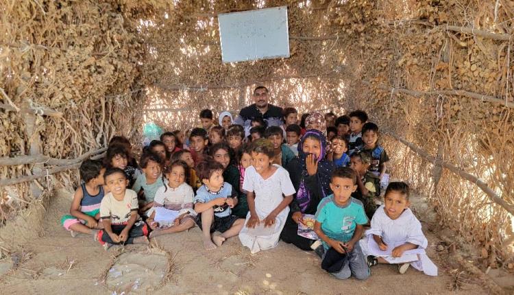 صدق أو لا تصدق.. في أحور بأبين طلاب يدرسون في عشة من القش ومعلمون متعاقدون مع الأهالي ..!!