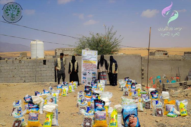 مؤسسة ذو النورين بالشراكة مع مؤسسة صلاح جابر بن شعيلة توزع السلال الغذائية ومستلزمات كبار السن للأسر الفقيرة في لحج