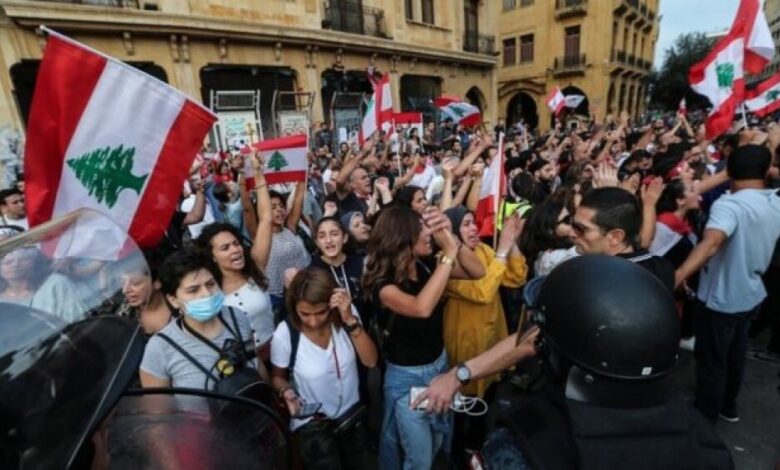 عرض الصحف البريطانية.. الفاينشيال تايمز: ثورة الواتساب في لبنان "تمرد بلا قائد"