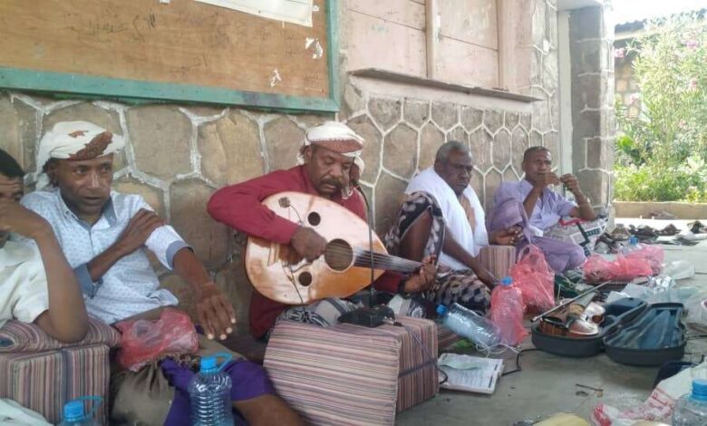 عن العيد عادات وتقاليد .. جلسة فنية عيدية بحصن بن عطية بأبين